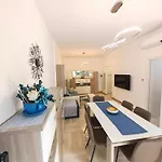 Eleganza In Centro Paese Con Terrazza E Giardino Apartament *