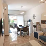 Eleganza In Centro Paese Con Terrazza E Giardino Apartament