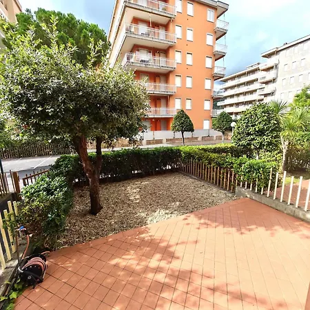 Eleganza In Centro Paese Con Terrazza E Giardino