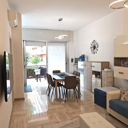 Eleganza In Centro Paese Con Terrazza E Giardino Apartamento