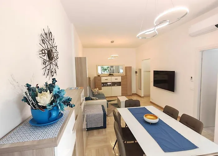 Eleganza In Centro Paese Con Terrazza E Giardino Lejlighed *